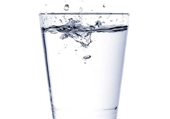 Ein Glas voll Wasser