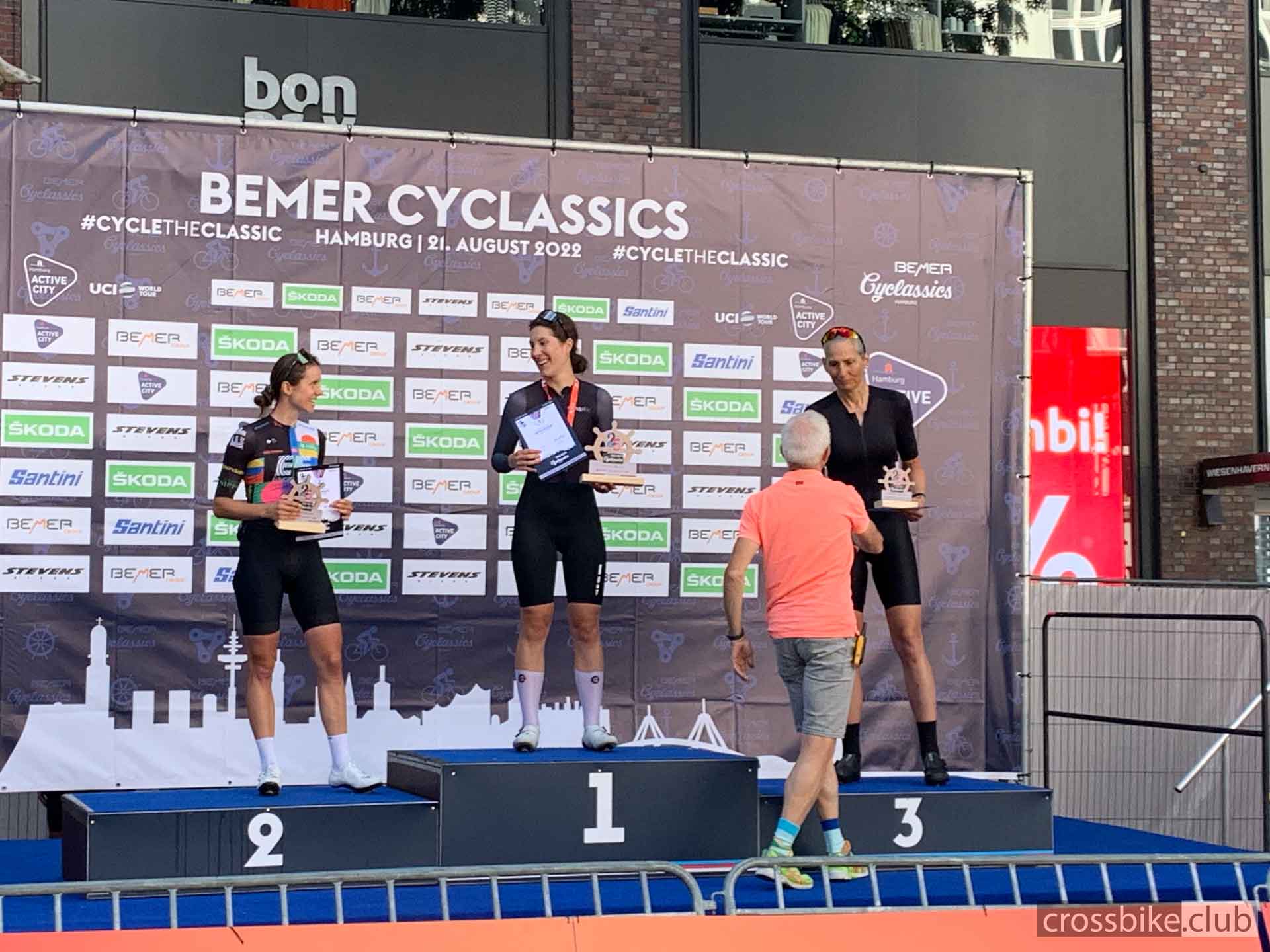 Siegerehrung der Frauen 100 km - BEMER Cyclassics 2022